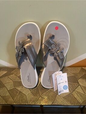 New, Clarks Women's Silver Floral Strap Flip Flops